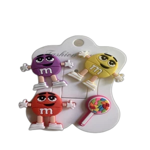 סיכות לקישוט הבגד, הנעל, התיק מגיע 4 דגמים - M&M