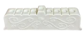 חנוכיה מבמבוק לצביעה וקישוט- מעוטרת