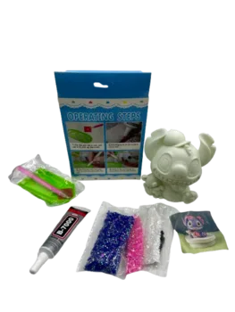 שיבוץ יהלומים על בובה מפלסטיק-סגול