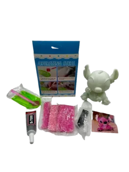 שיבוץ יהלומים על בובה מפלסטיק-ורוד